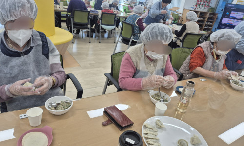 [공립명지치매전문주야간보호센터] 2월 요리활동 '만두빚기' 진행(2026.02.25)